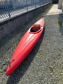 Canoa kayak rossa