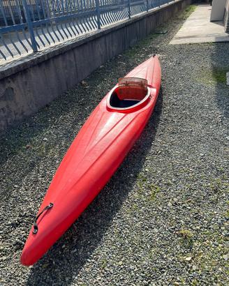 Canoa kayak rossa
