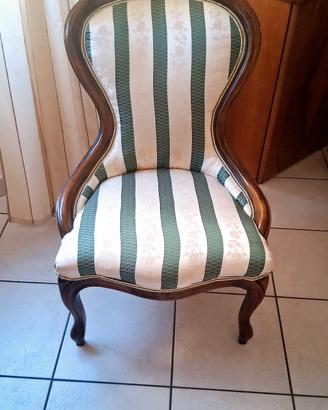 Poltrona antica rifoderata.