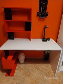 scrivania con libreria integrata 