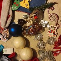 palline addobbi e palline e vestiti da babbo natal