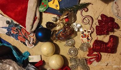 palline addobbi e palline e vestiti da babbo natal