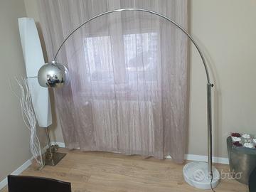 Lampada stile floss regolabile con base in marmo.