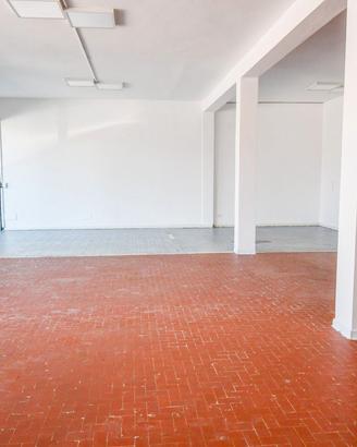 NEGOZIO CON UFFICI E PIAZZALE