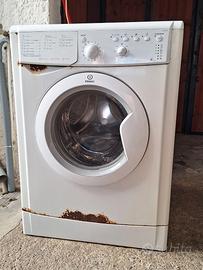 Lavatrice Indesit 6kg, perfettamente funzionante.