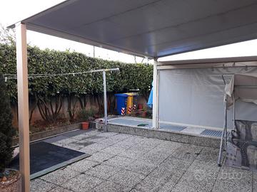 Tenda da esterno motorizzata con telecomando 