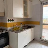 Cucina completa bianca e legno chiaro