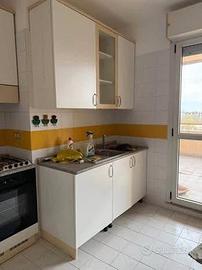 Cucina completa bianca e legno chiaro