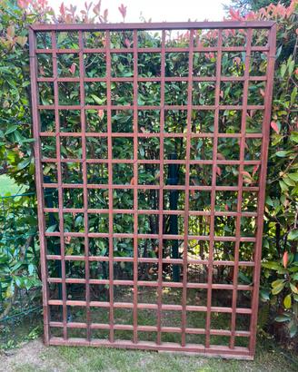 Griglia in legno per giardino