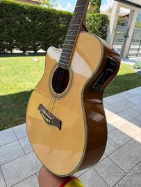 Chitarra acustica per mancini