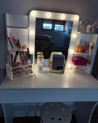 Toeletta da trucco ragazza