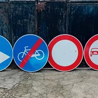 cartelli stradali ornamentali.