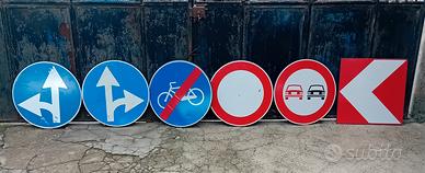 cartelli stradali ornamentali.