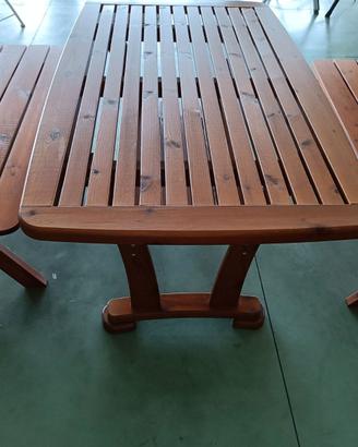 TAVOLO IN LEGNO COMPLETO DI PANCHE.