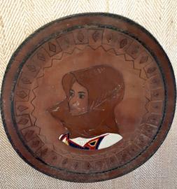 Piatto in cuoio con incisione