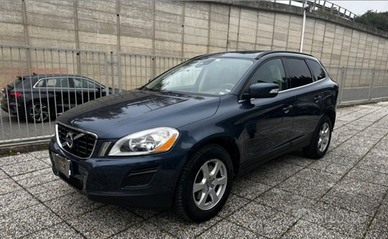 Volvo XC60 AWD blu notte