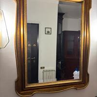 Specchio con cornice dorata in legno