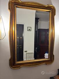 Specchio con cornice dorata in legno