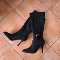 Stivali neri scamosciati fibbia e tacco a spillo 