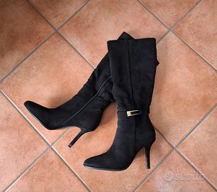 Stivali neri scamosciati fibbia e tacco a spillo 