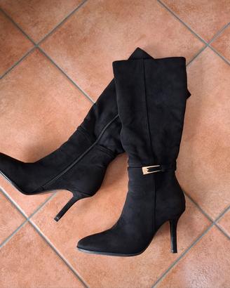 Stivali neri scamosciati fibbia e tacco a spillo 