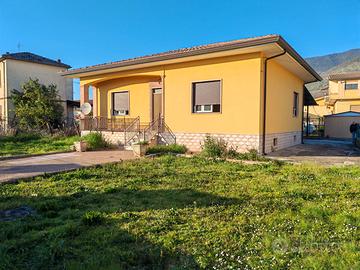 Villino indipendente con ampio giardino e pozzo