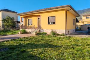 Villino indipendente con ampio giardino e pozzo