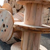 Tavoli da esteno con bobine in legno