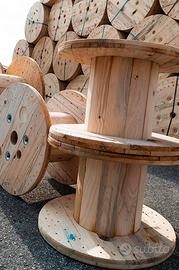 Tavoli da esteno con bobine in legno