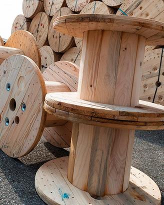 Tavoli da esteno con bobine in legno
