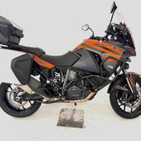 KTM 1290 Super Adventure con tris di valigie, baul