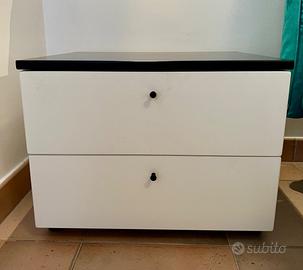 Coppia di tavolini  con cassetti