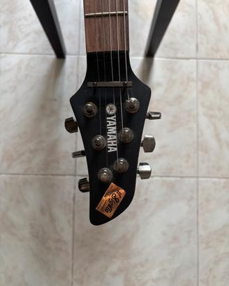 Chitarra elettrica Yamaha Pacifica nera con leva v