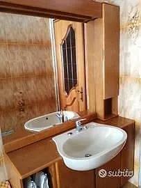Mobile bagno completo di lavabo e specchiera