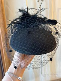 Cappellino fascinator nero con veletta e piume