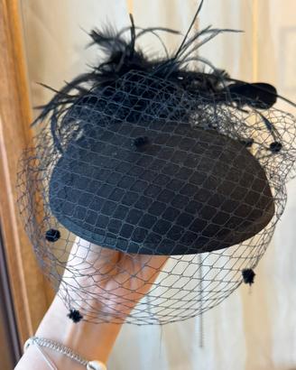 Cappellino fascinator nero con veletta e piume