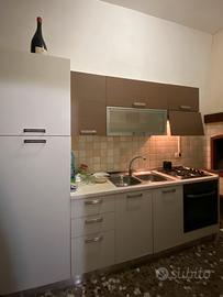 Cucina completa bianca e legno scuro