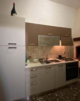 Cucina completa bianca e legno scuro