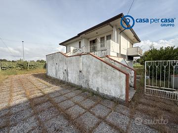 Villa singola con garage e giardino