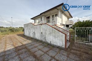 Villa singola con garage e giardino