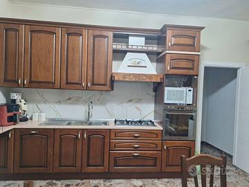 cucina completa con tavolo e sedie 