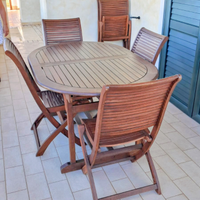 Tavolo in legno con sedie per esterno