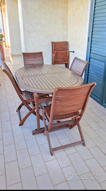 Tavolo in legno con sedie per esterno