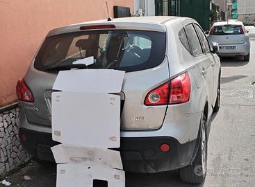 vedo auto per pezzi di ricambio  