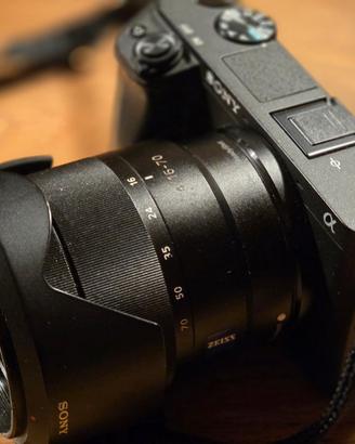 sony alfa 6400 con obiettivo 