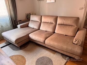 Divano angolare con schienali a compasso