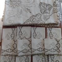 Tovaglia e tovaglioli  in cotone ricamo a intaglio