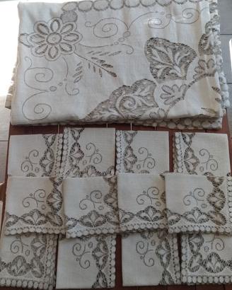 Tovaglia e tovaglioli  in cotone ricamo a intaglio