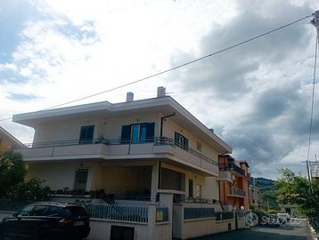 Villa con due appartamenti e giardino