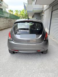 Lancia y